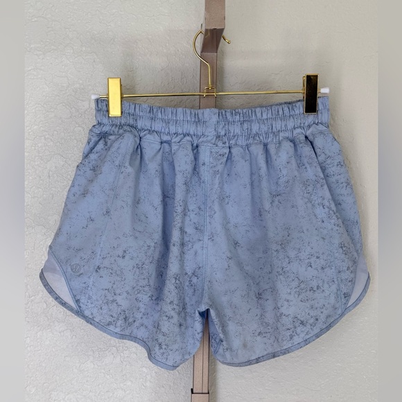 Lululemon Hotty Hot Low-Rise Lined Shorts 4” – Gravel Dust / Pastel Blue –Size 6 - Picture 3 of 8